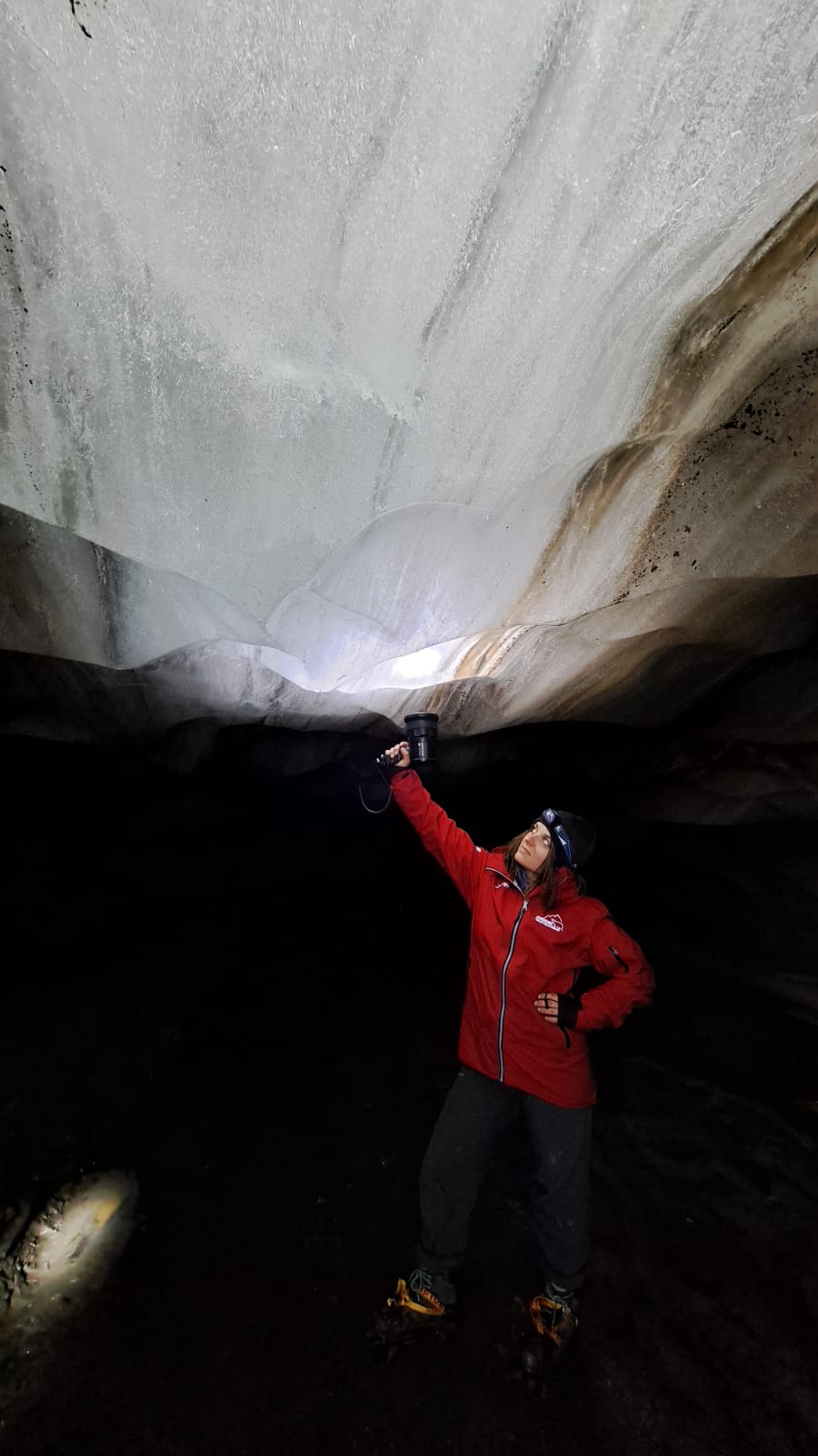 Meteorolog Katarzyna Kudłacz w jaskini lodowej na Spitsbergenie